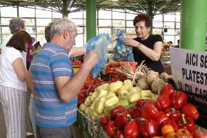Românii aleg, tot mai des, fructe și legume "trecute", cele proaspete sunt prea scumpe. Comercianţii se plâng că marfa lor ajunge de multe ori la gunoi