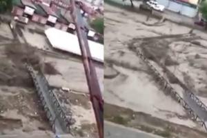 Momentul în care un pod se prăbușește și e purtat de apele învolburate, în Turcia. Inundațiile au făcut prăpăd în vestul Mării Negre