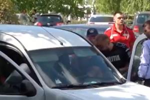 Incident neobişnuit la Oradea: O femeie s-a baricadat în maşină timp de patru ore, după ce poliţiştii au vrut să o amendeze pentru că a parcat neregulamentar