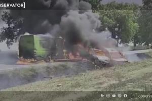 Două maşini şi un microbuz au luat foc după ce s-au ciocnit pe DN79, în judeţul Bihor. Doi oameni răniţi
