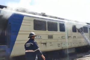 Locomotiva unui tren care circula pe ruta Sibiu – Râmnicu Vâlcea a luat foc în timpul mersului. Peste 70 de călători au fost evacuați