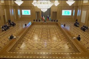 Vladimir Putin a stat la o masă imensă, aproape goală, la reuniunea din Turkmenistan. Prima ieşire din ţară, după invazia Ucrainei