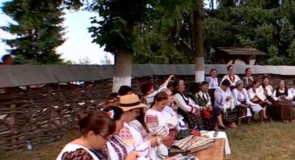 Experiență inedită pentru turiștii din Maramureș. Muzeul Satului organizează șezători tradiționale pentru cei care vor să știe cum se coase o ie tradițională