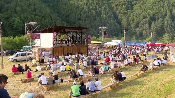 Festivalul Bujorului de Munte, motiv de mare sărbătoare în Sibiu. Oaspeţii, întâmpinaţi cu bulz şi tocăniţă de berbecuţ la ceaun
