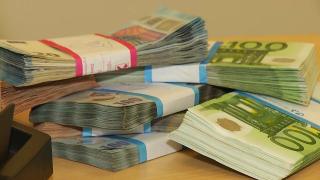 Cu cât ar putea crește rata unui român care are un credit de 50.000 de euro, după ce BNR a majorat dobânda-cheie