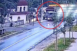 Momentul în care un TIR intră cu viteză în capela unei biserici din Titu. Camionul dărâmă zidul și un stâlp de electricitate