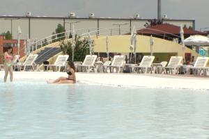 Distracţia la piscină, în funcţie de buget. Cât sunt dispuşi românii să plătească pentru relaxare