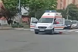 O ambulanţă s-a stricat în mijlocul unei intersecţii din Piatra Neamţ.  Salvarea avea peste un milion de kilometri parcurşi