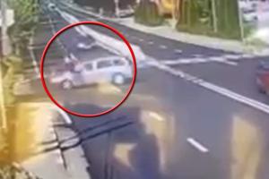 Momentul în care un motociclist din Argeş este aruncat câţiva metri în aer, după un impact cu un autoturism
