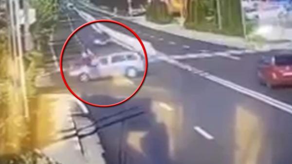 Momentul în care un motociclist din Argeş este aruncat câţiva metri în aer, după un impact cu un autoturism