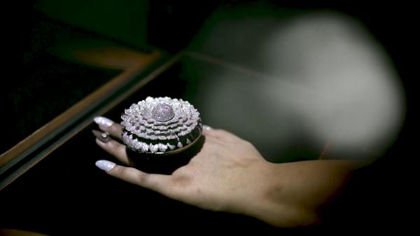 Inel de Cartea Recordurilor: are 25.000 de diamante montate manual, cântăreşte aproape un kilogram şi e evaluat la 95.000 de dolari