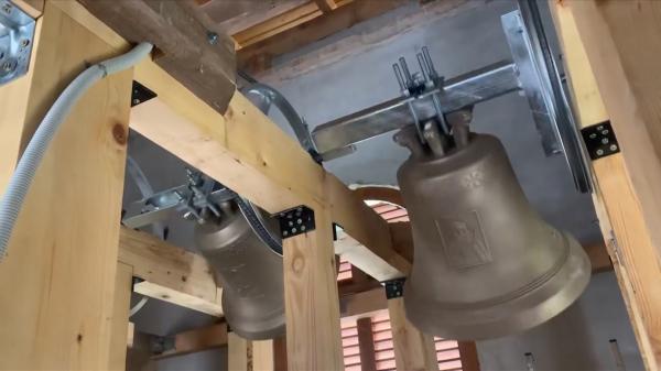 O biserică din Prahova a cumpărat clopote de zeci de mii de euro, cu garanţie aproape veșnică. Oamenii se închină la ele ca la icoane