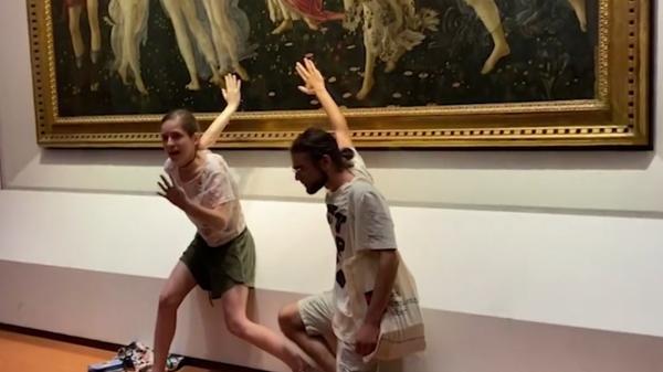 Capodoperă de Botticelli, la un pas să fie compromisă. Ecologiştii şi-au lipit mâinile de tabloul ''Primavera'' în semn de protest