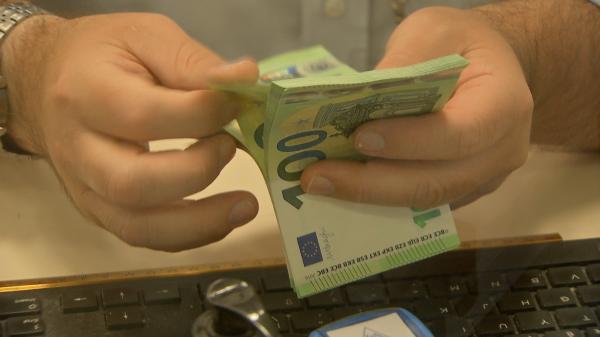 Ce diferenţă este între ratele unor români care au credit de 70.000 de euro şi cei care au aceeaşi valoare împrumutată în lei