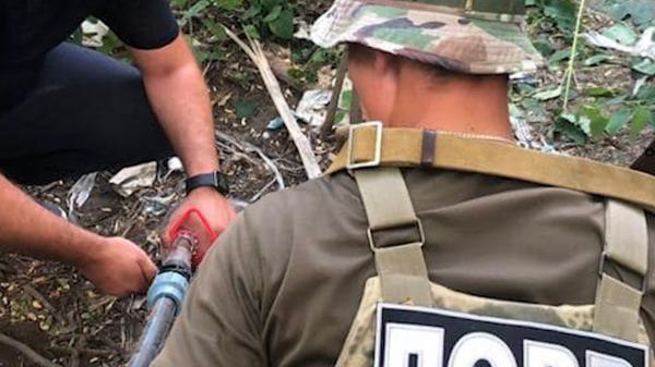 O conductă care transporta vodcă descoperită de polițiștii din Ucraina. Unde era transportată băutura