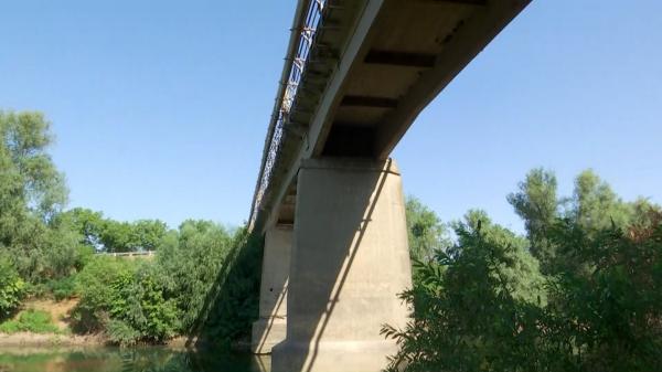 Podul pe care în orice secundă se poate întâmpla o tragedie. Nu a fost reparat de 60 de ani şi de abia se mai ţine