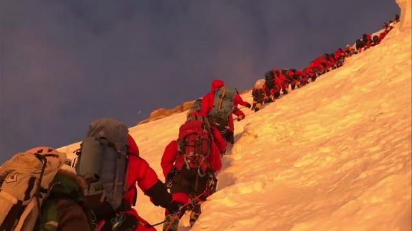 Imagini impresionante, filmate la 8200 de metri altitudine. 100 de alpinişti au escaladat al doilea cel mai înalt vârf din lume