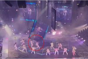 Doi dansatori, striviţi pe scenă în timpul unui concert din Hong Kong. Un monitor s-a desprins din tavan şi a căzut peste ei
