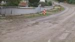 Oamenii dintr-o comună din Suceava vor să-şi asfalteze singuri drumul, sătui să-şi strice maşinile
