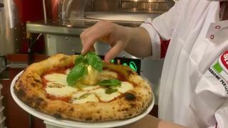 Prima pizza din lume cu aur de 24 de karate e preparată de un român. Preţul porneşte de la 90 de euro