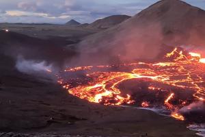 Un vulcan a devenit atracție turistică: Mii de oameni s-au strâns fascinaţi în jurul craterului incandescent