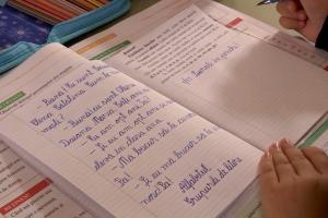 Cum arată o zi din viaţa unui elev român. Temele pentru acasă, nelipsite nici în vacanţa mare