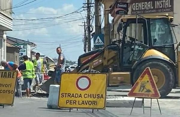 ''Strada chiusa per lavori.'' La Tecuci, ca în Italia. Lucrările stradale au fost semnalizate cu panouri în limba italiană