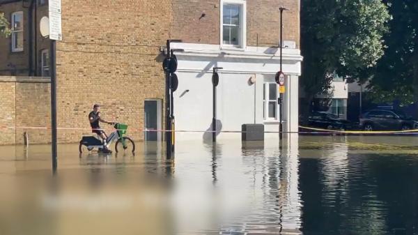 Inundație pe străzile din Londra, din cauza unei conducte sparte. Un localnic povestește că a avut impresia că asistă la un tsunami
