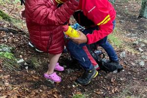 Doi copii de 5 şi 6 ani, salvaţi după ce o furtună i-a surprins pe munte în şlapi de cauciuc şi pantaloni scurţi