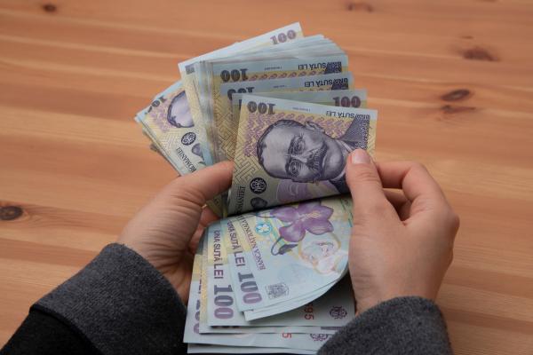 Soluţii pentru românii care nu mai pot plăti ratele la bancă. Fără să scoată alţi bani din buzunar, fiecare poate afla ce e de făcut