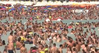 230.000 de români pe litoral: Costineştiul nu mai are loc pe plajă. "Nu contează! E bine la mare, la distracţie"