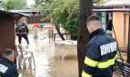"Sfânta Maria ne pune să schimbăm pălăria": Cod galben de ploi, descărcări electrice şi maşini blocate în torenţii de pe bulevardele României