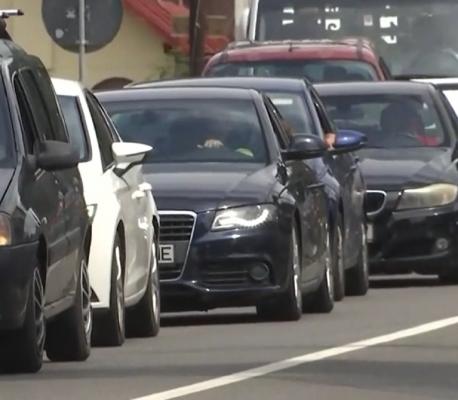 Românii, "împotmoliţi" în trafic la final de minivacanţă: „Drumurile au rămas aceleași, mașinile sunt mai multe. Autostrada rezolvă totul”
