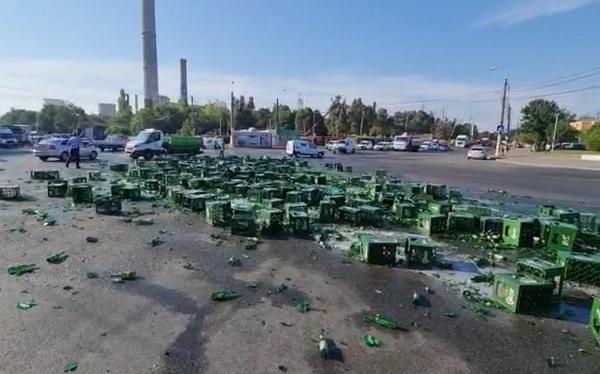 Sute de sticle cu bere s-au făcut praf într-o intersecţie din Constanţa. Lăzile au căzut din TIR direct pe caldarâm