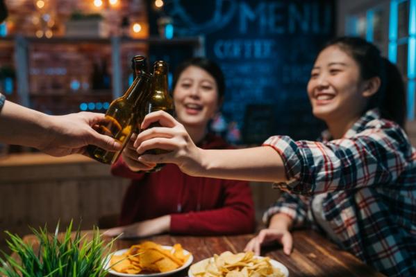 Beți mai mult alcool: îndemnul Japoniei pentru tineri