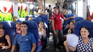 Sute de navetişti din Târgovişte merg zilnic la o temperatură de peste 35 de grade. Soluţia CFR: a dublat capacitatea trenului, dar nu a reparat aerul condiţionat