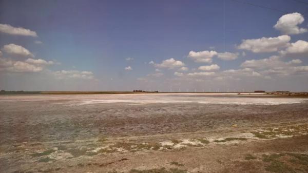 Cel mai sărat lac din România a secat din cauza secetei. Ce speră autorităţile