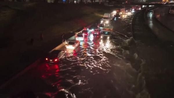 Inundaţii catastrofale în Dallas, după o ploaie torenţială de 24 de ore. Şoferii au abandonat maşinile şi au pornit înot spre case