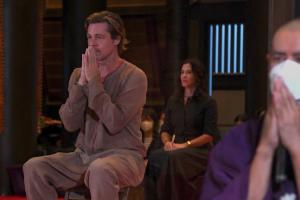 Brad Pitt, emoţionat până la lacrimi în cadrul unei ceremonii budiste, în Japonia