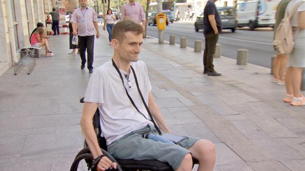 Reacţia unui turist englez în scaun cu rotile, după ce a văzut cum se circulă pe trotuarele din Bucureşti