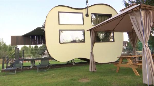 Un cuplu din Braşov a construit casa în formă de chitară. Cât costă o noapte de cazare
