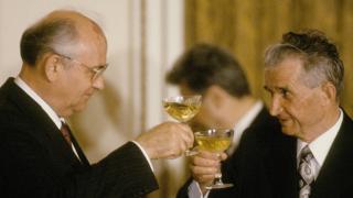 În 1987, Mihail Gorbaciov venea la Bucureşti pentru a-l convinge pe Ceauşescu de nevoia unei schimbări. Peste 2 ani, urmau Revoluţia şi căderea Cortinei de Fier