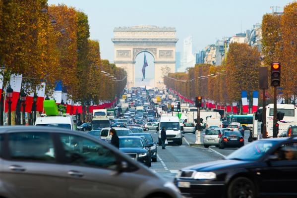 Decizie radicală în Franţa. Parisul interzice accesul maşinilor pe străzile unde există şcoli