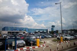 Modernizare la Aeroportul Otopeni. Șoferii vor putea plăti parcarea cu cardul, în baza numărului de înmatriculare