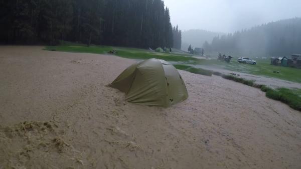 Vacanţă de coşmar: Turiştii cazaţi într-un camping din Bihor s-au trezit cu corturile luate de apele învolburate