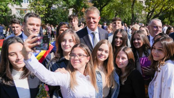 Politicienii au spus "prezent" în prima zi de şcoală şi au venit cu clasicele discursuri mobilizatoare. Klaus Iohannis: "Educația este un domeniu esențial"