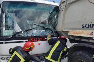 Un autocar cu 17 copii, implicat într-un accident pe DN 1, în județul Brașov. Autobuzul a intrat în coliziune cu o basculantă