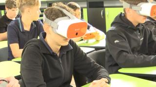 Elevii unei şcoli din Ghimbav au păşit în viitor. Orele se fac cu ajutorul tehnologiei VR