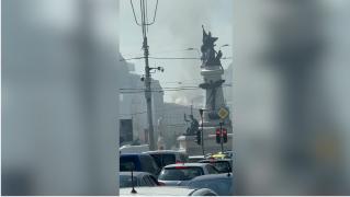 Incendiu puternic în Bucureşti, pe Calea Victoriei. Pompierii au stins focul după ce au intervenit cu 10 autospeciale