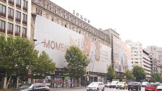 Cum au ajuns clădirile istorice din București să fie invadate de reclame. Amenda e atât de mică, încât nici polițiștii nu se deranjează